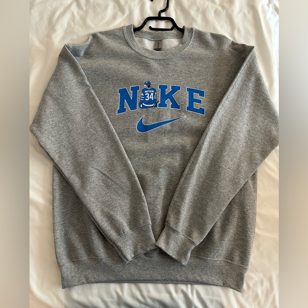 Gildan. Size medium